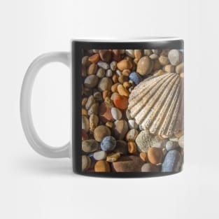 SEA SHELLS AND PEBBLES ON THE SEA SHORE DESIGN Mug
